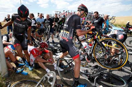 Brutta caduta al Tour de France, gara fermata 8