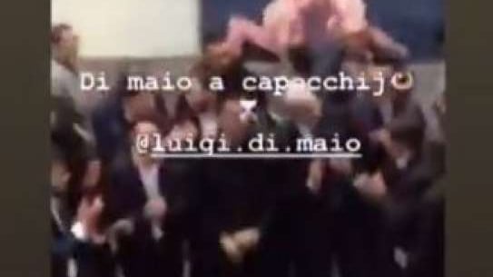 Di Maio scivola sui social. Adesso si insulta da solo