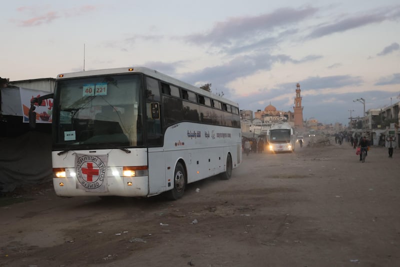 Bus Croce Rossa ostaggi Hamas Israele