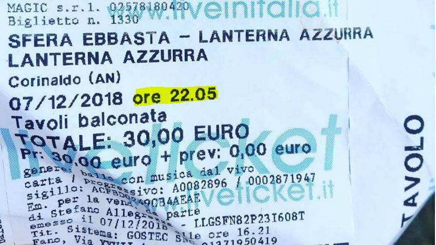 La video accusa: "Sfera Ebbasta era a Rimini". Lo staff: "Era in viaggio"