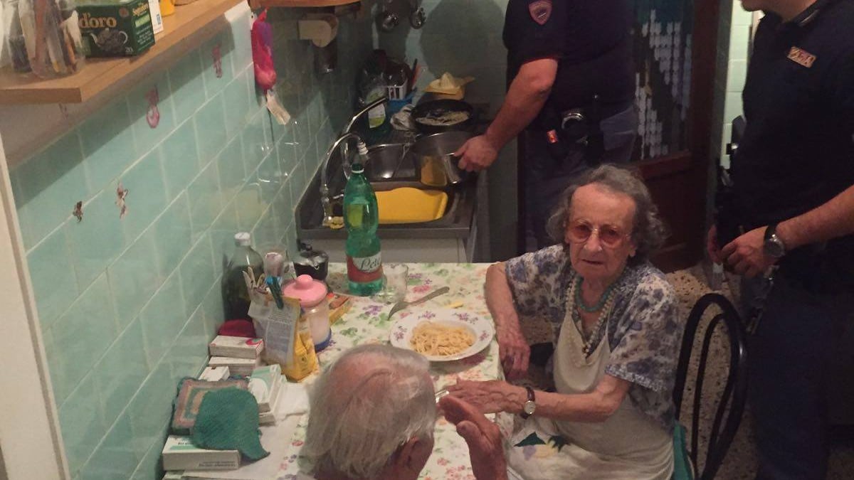 Italia commossa dai poliziotti. Cucinano per due anziani soli