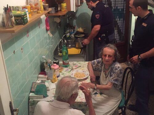Italia commossa dai poliziotti. Cucinano per due anziani soli