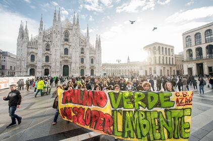 Milano, manifestazione globale per il clima. Il corteo attraversa la città 1