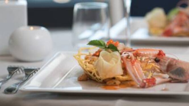 Mangia a sbafo tutto il pranzo "Tranquillo, paga mio zio"