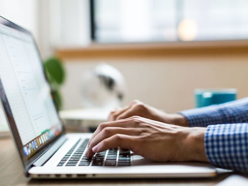 Windows 10, 41 milioni di computer rischiano di diventare obsoleti in Europa: Google e refurbed lanciano la sfida ai rifiuti elettronici
