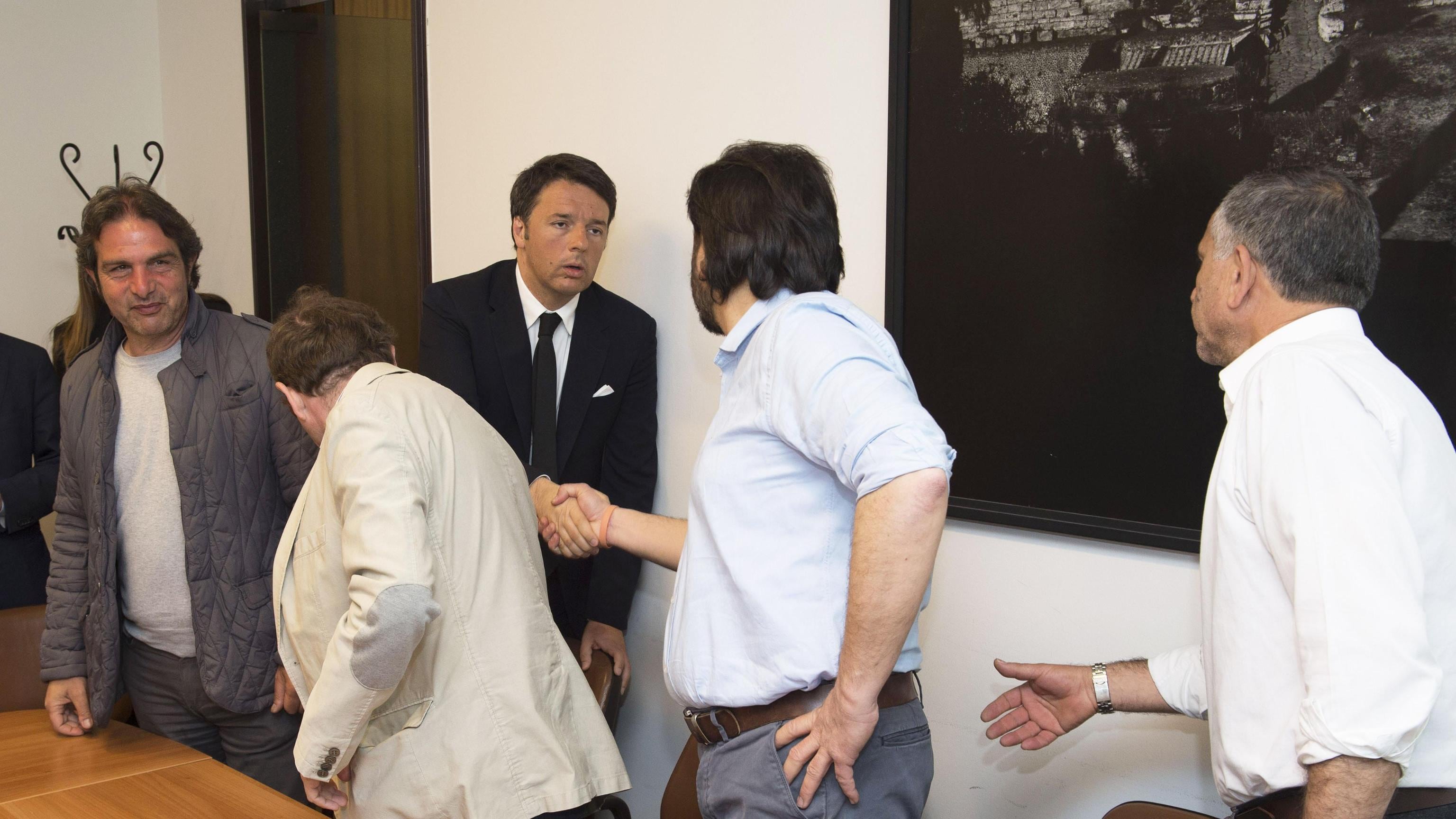 Renzi: "Il futuro dell'Italia è a Pompei". Speriamo non si sgretoli