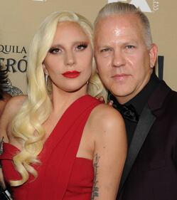 Lady Gaga, spacco mozzafiato e baci al fidanzato sul red carpet 11