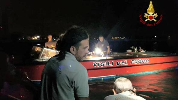 Venezia, due pescatori travolti da un motoscafo di giovani