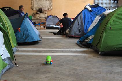Dentro la basilica "occupata" dai movimenti per la casa 9