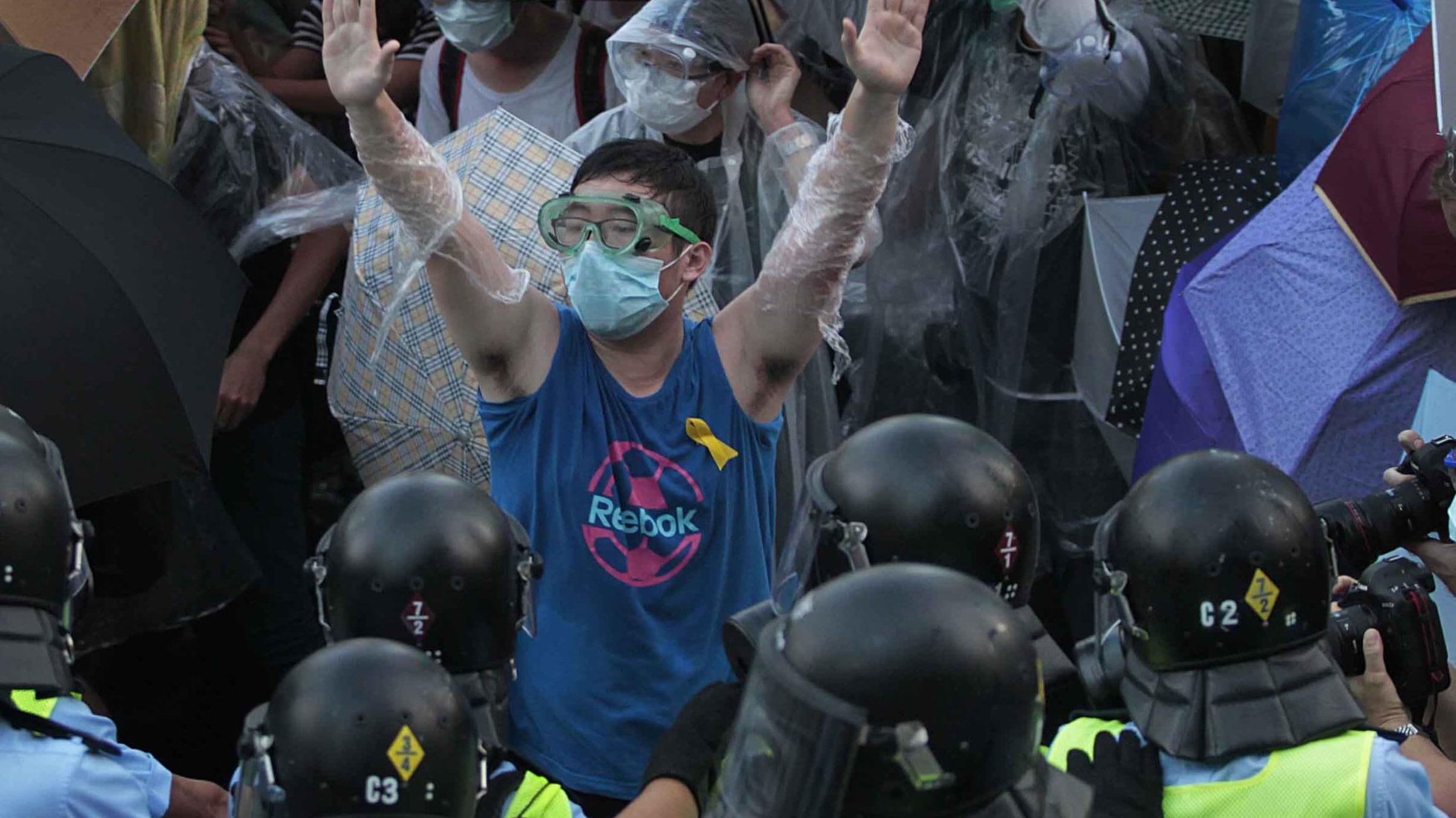 Rivolta a Hong Kong, lacrimogeni sulla folla. Pechino invia i soldati