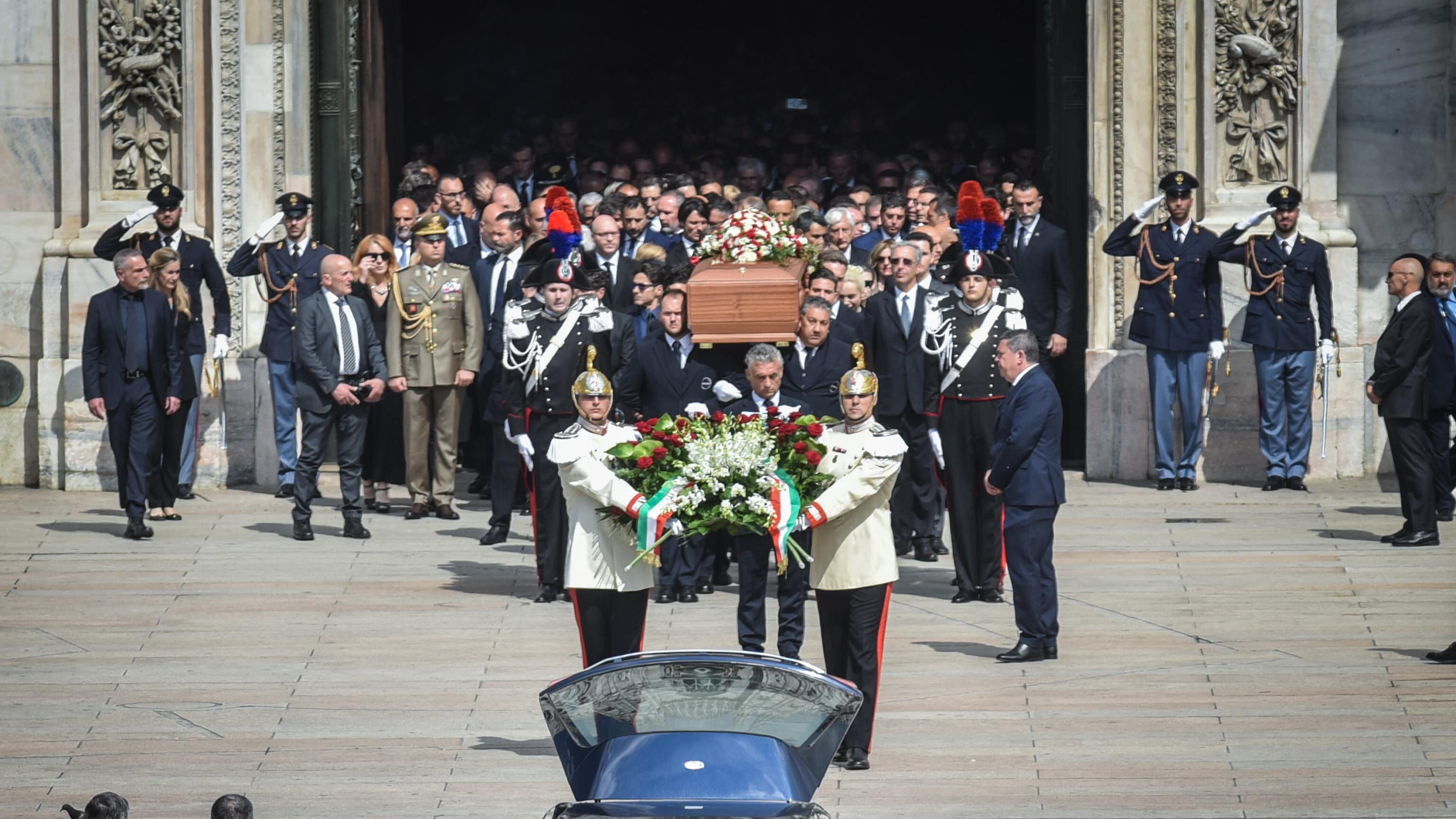 Cremazione a Valenza. E il ritorno ad Arcore nella tomba di Cascella