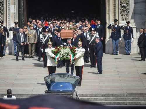 Cremazione a Valenza. E il ritorno ad Arcore nella tomba di Cascella