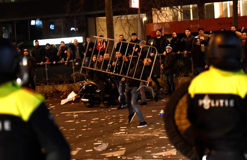 Amsterdam, scontri tra polizia e turchi 2