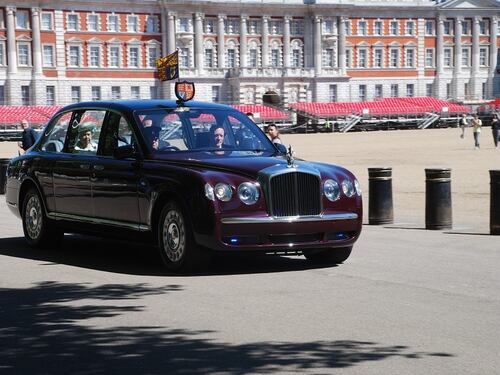 Anche la regina Elisabetta rinuncia a guidare
