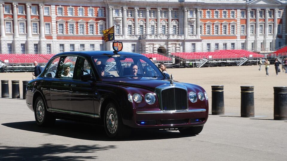 Anche la regina Elisabetta rinuncia a guidare