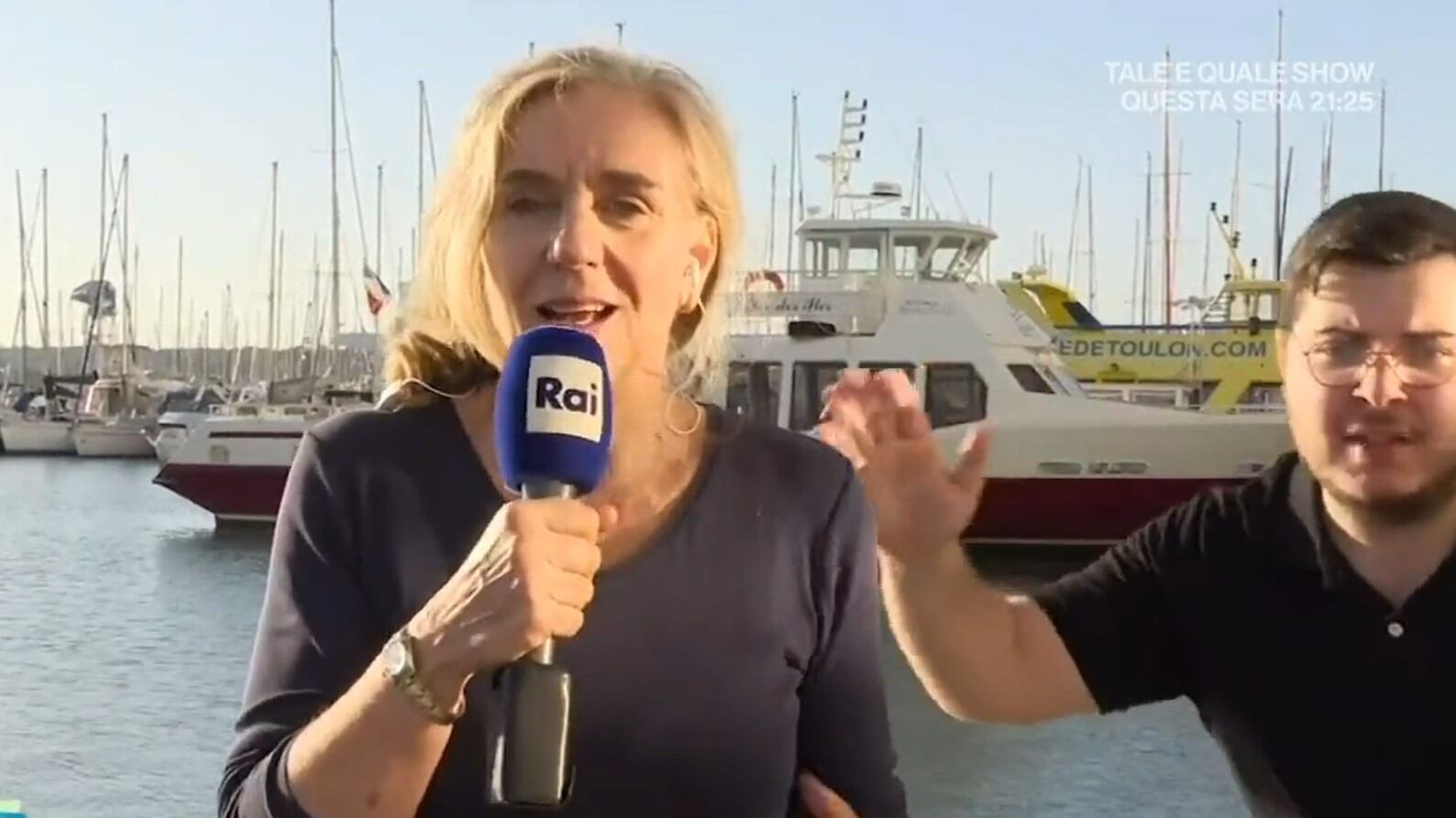 "Forza Meloni". Ma il fuori programma spiazza la Botteri