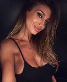 Cristina Buccino hot, tintarella in campagna 4