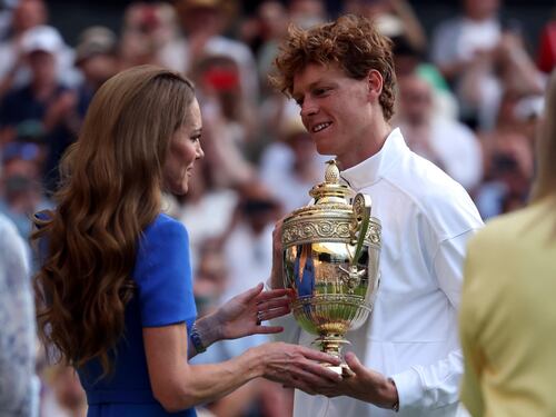 Jannik Sinner, la vittoria a Wimbledon, il regalo "speciale" e l’incontro con la famiglia reale: "Anche voi giocate a tennis?"