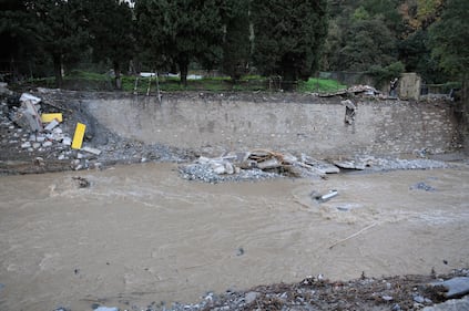 Genova, crolla un cimitero: i feretri dispersi nel fiume 3