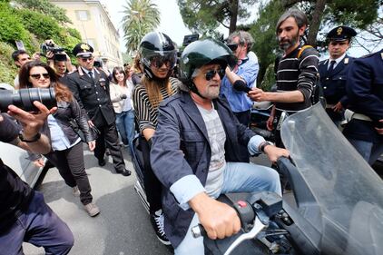 Grillo va a votare al seggio di Sant'Ilario 8