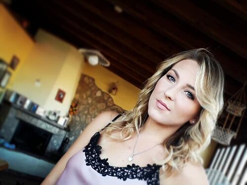 "Angela è in coma farmacologico". Chi è la ragazza italiana ferita a Parigi