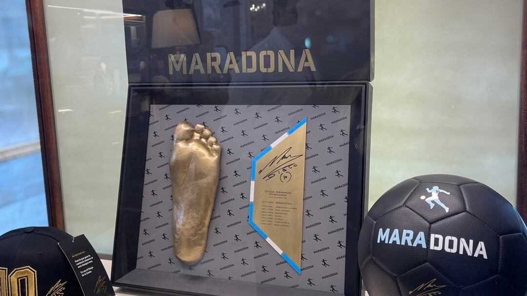 Il calco del piede sinistro di Maradona esposto a Napoli: ecco dove trovarlo