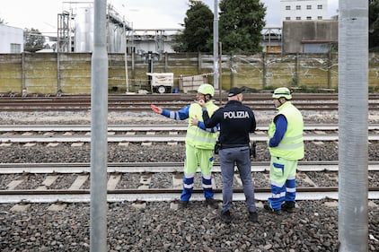 Bologna, operaio investito sui binari: il sopralluogo della polizia dopo la tragedia 6