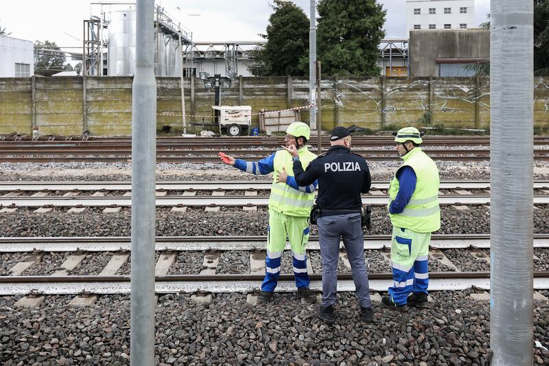 Bologna, operaio investito sui binari: il sopralluogo della polizia dopo la tragedia 6