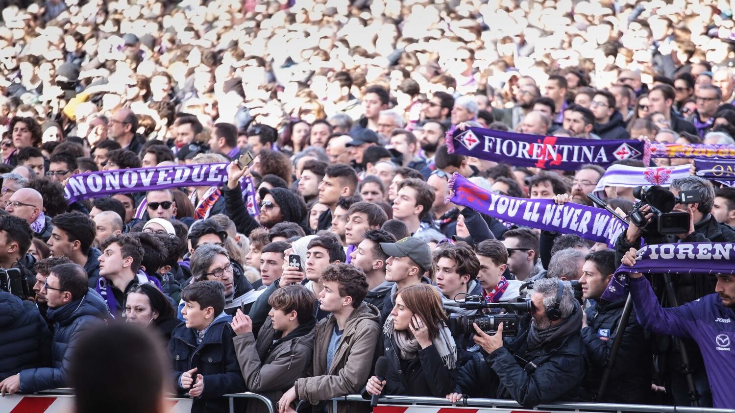 "C'é solo un capitano": l'ultimo coro per Astori