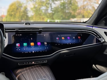 Mercedes Classe E 300e: guarda la gallery della berlina ibrida super lusso 20