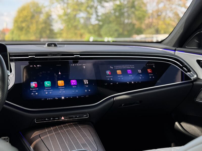 Mercedes Classe E 300e: guarda la gallery della berlina ibrida super lusso 20