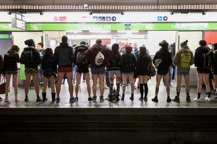 No Pants subway ride, la corsa in metropolitana che sfida il freddo 12