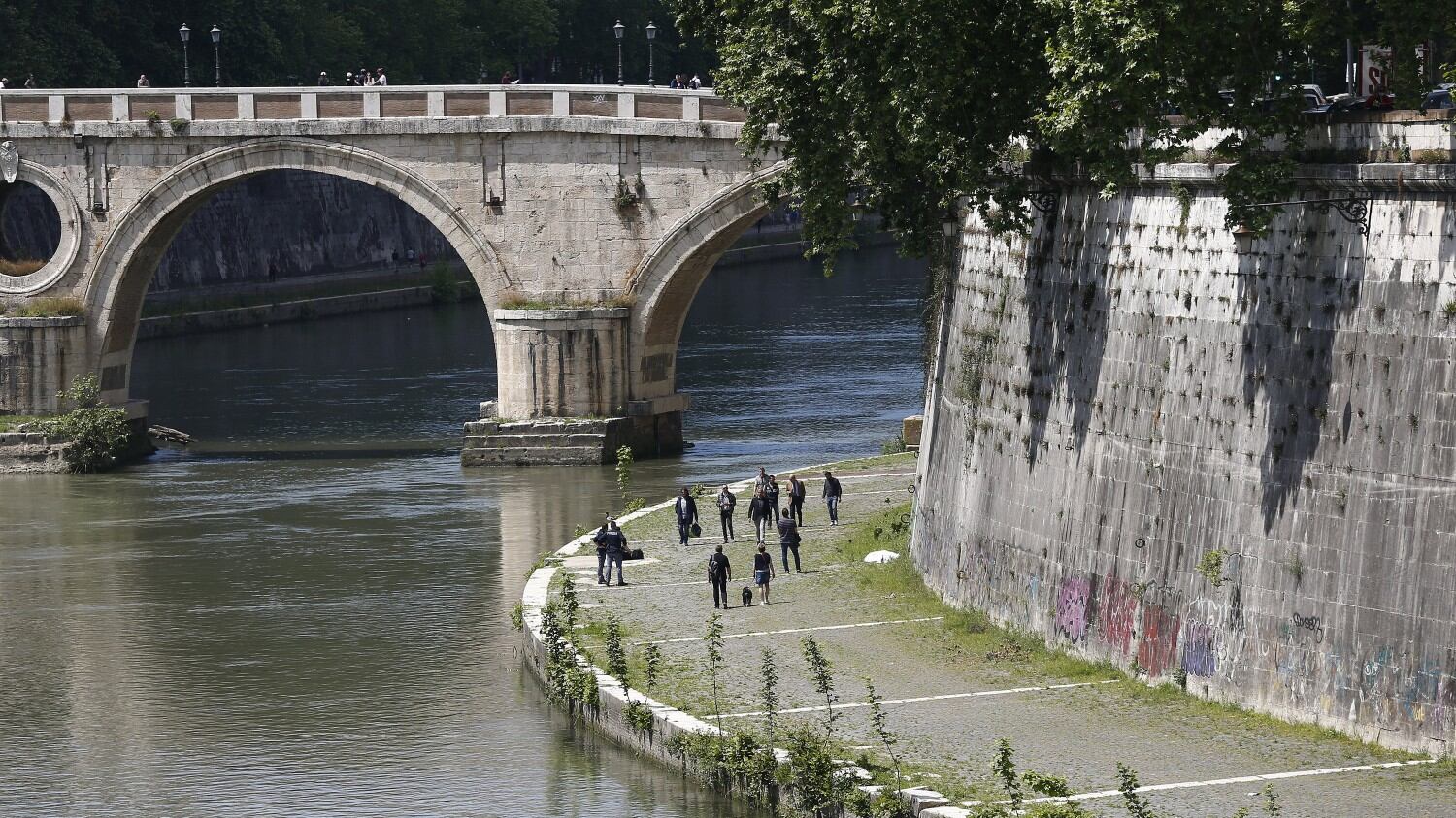 Roma, un francese si affaccia dal parapetto, cade nel Tevere e muore
