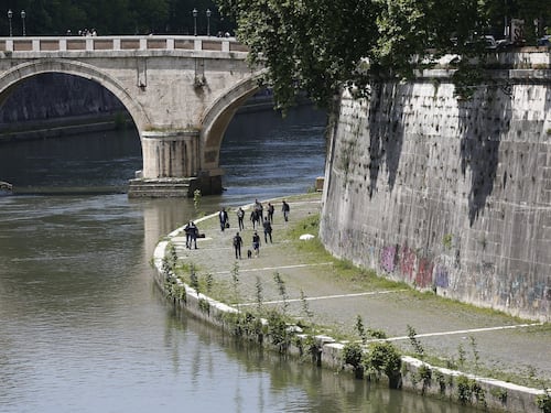 Donna trovata morta sul lungotevere: è giallo