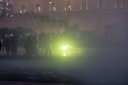 Grecia, scontri davanti al parlamento 11