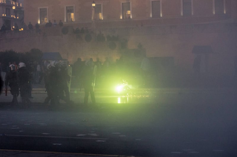 Grecia, scontri davanti al parlamento 11