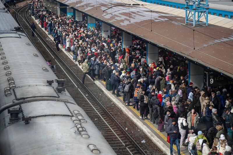 Civili ucraini in fuga in stazione