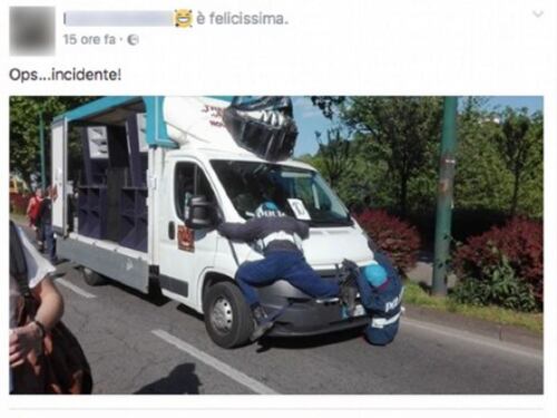 Corteo cannabis, manichini choc: poliziotti investiti sul camion