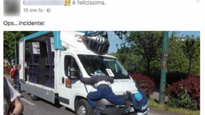 Corteo cannabis, manichini choc: poliziotti investiti sul camion