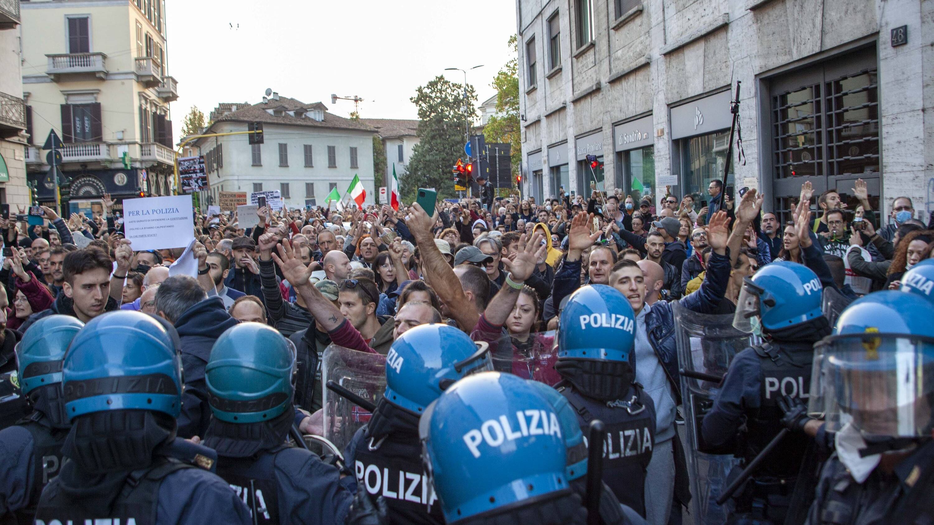 "Stop ai cortei No vax" pure da Sala e Fontana. Firme anche da Trieste