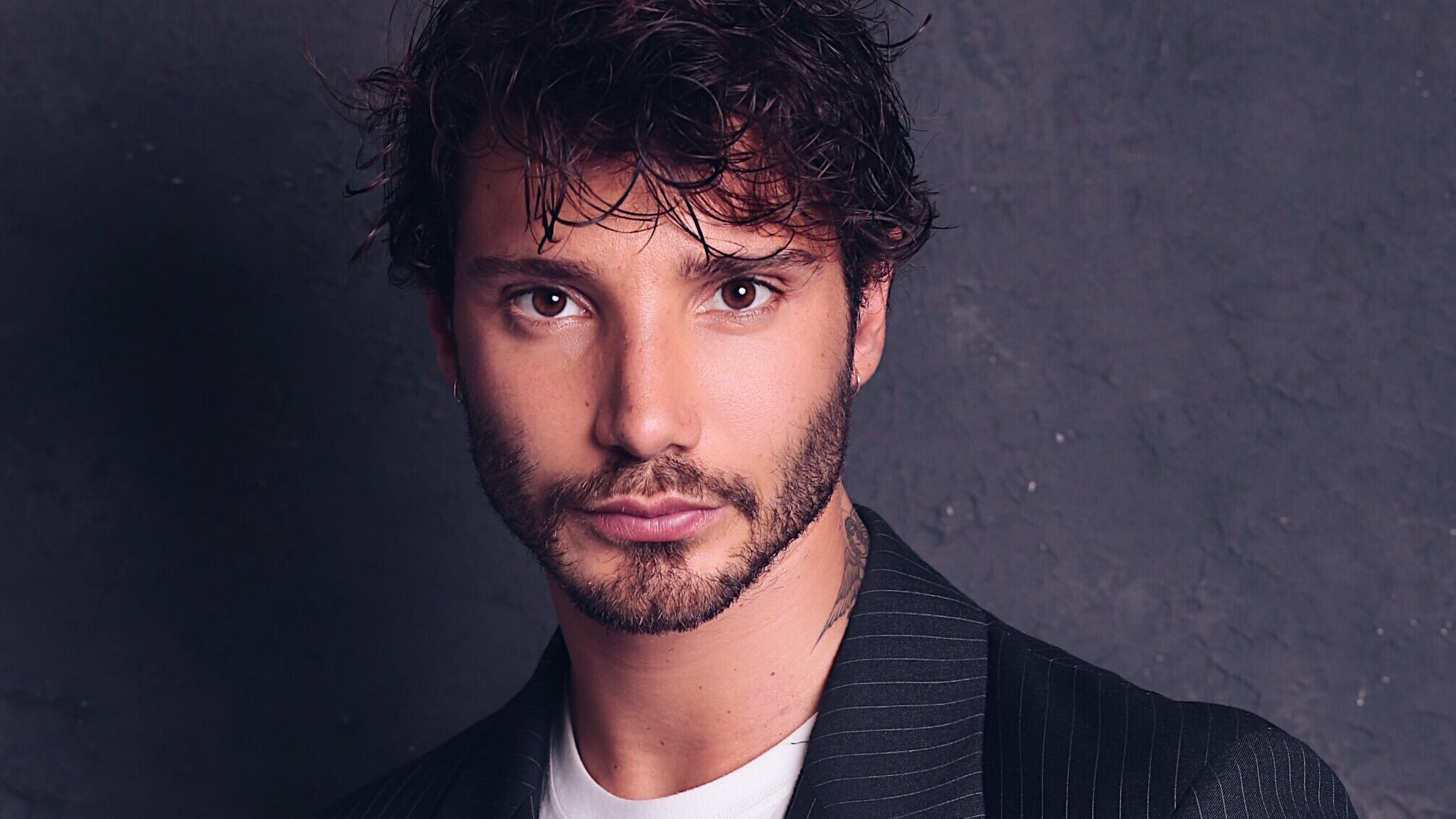 Paura per Stefano De Martino: coinvolto in un incidente stradale