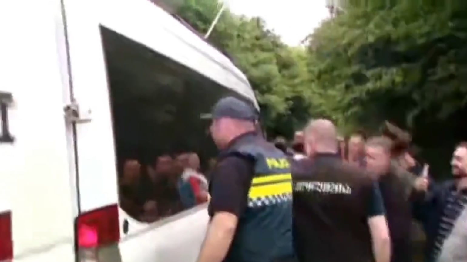 Lancio di uova e contestazioni: salta la festa di nozze della figlia di Lavrov
