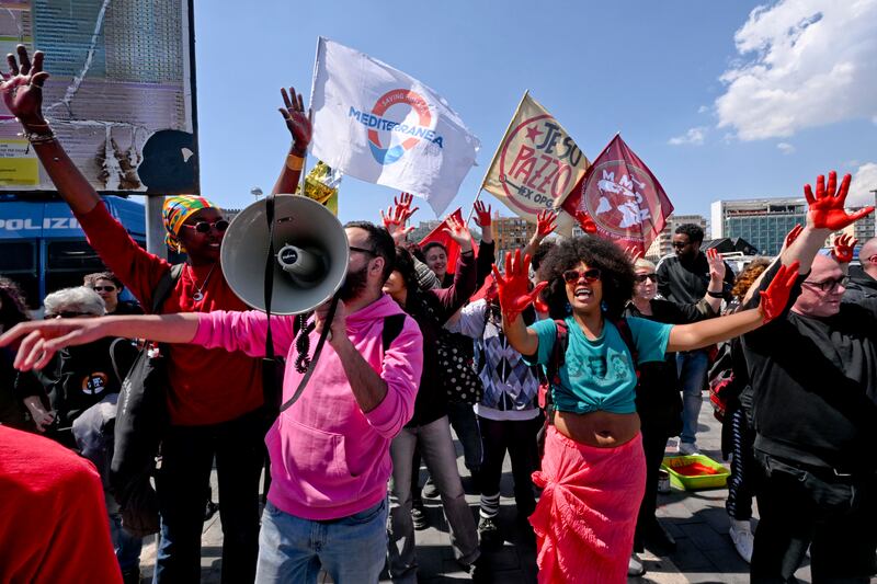 Manifestazione degli antagonisti a Napoli