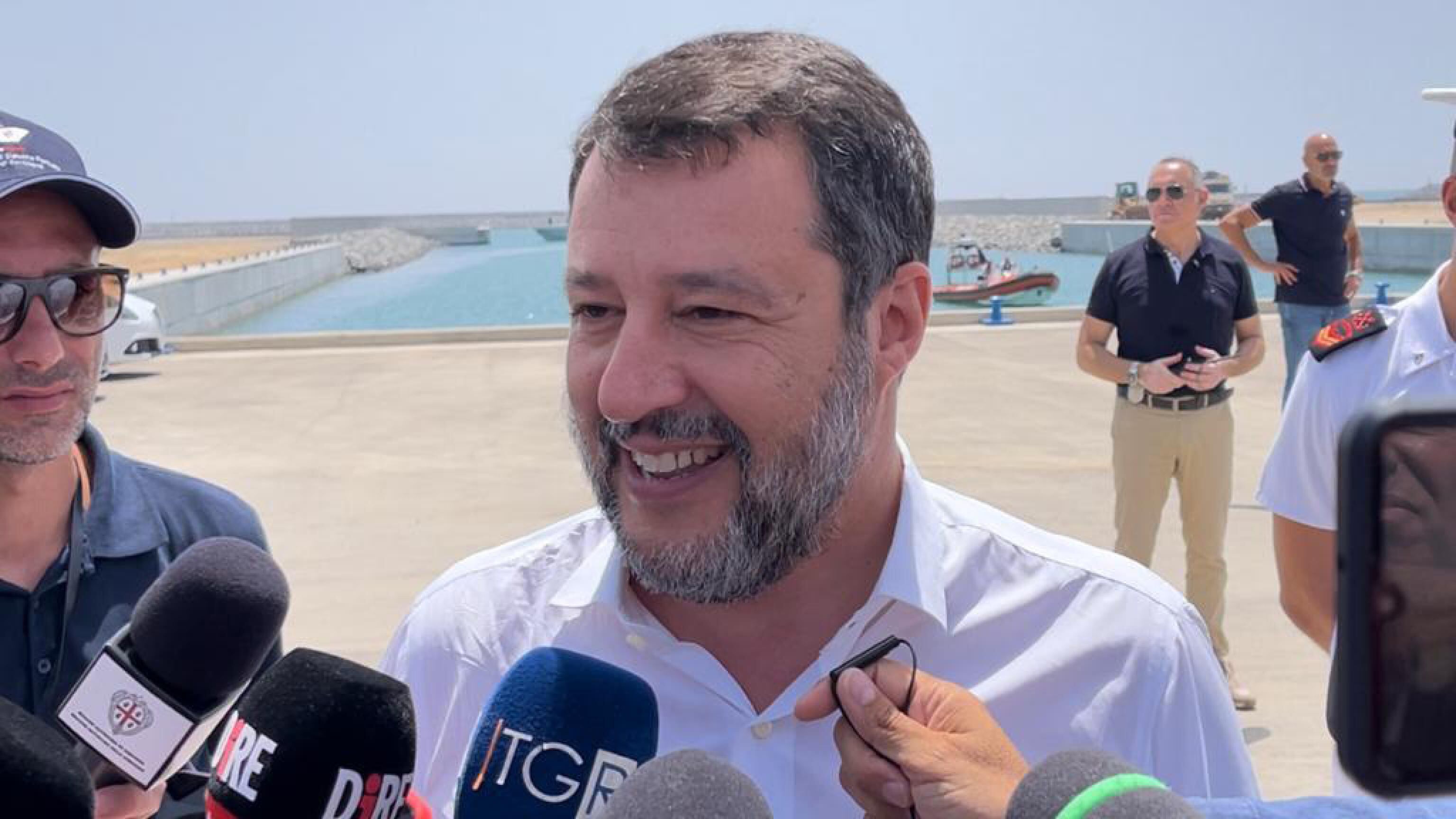 Salvini: "Gli evasori in galera". E il prelievo forzoso è un caso