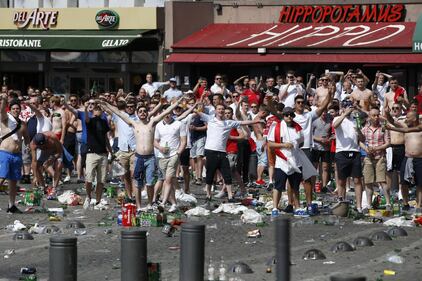 Marsiglia, scontri tra tifosi e polizia 9