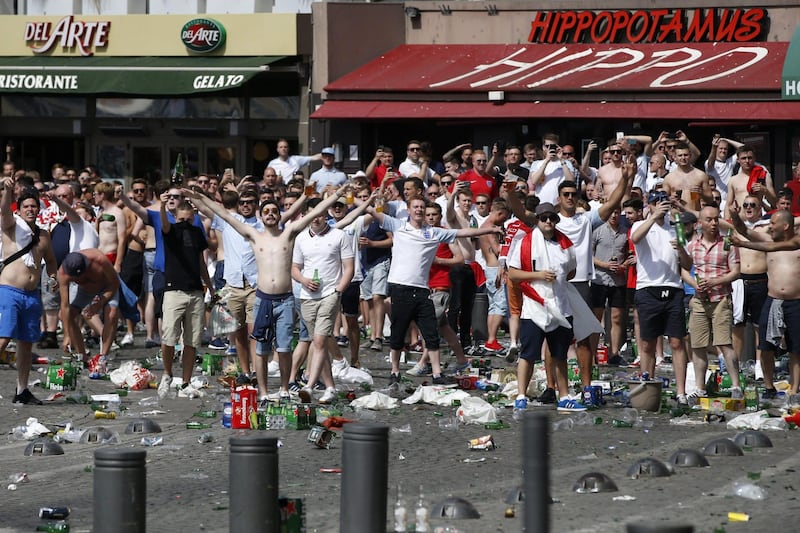 Marsiglia, scontri tra tifosi e polizia 9