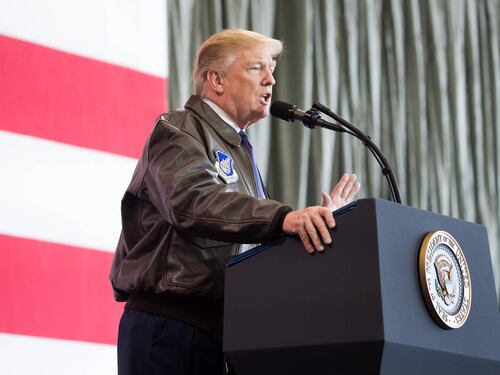 Trump, schiaffo ai rossi: istituisce il "giorno per le vittime del comunismo"