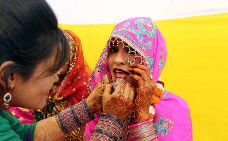 In novanta si sposano in un matrimonio di massa in India 8