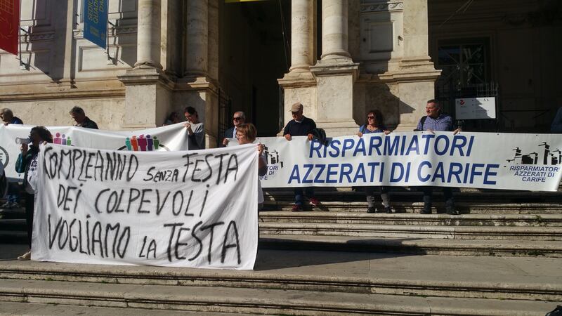 Salva Banche, risparmiatori in piazza: "Renzi, vogliamo indietro i nostri soldi" 15