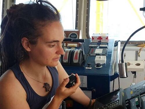 L'ira della Gdf contro la toga: "Noi rischiamo la vita e Carola passa da eroina"